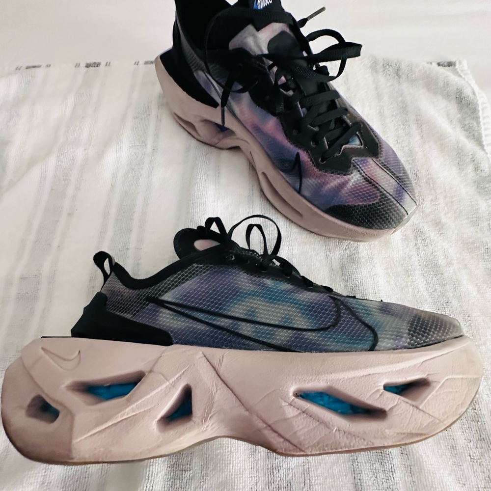 Nike Women's Black and Blue Sneakers